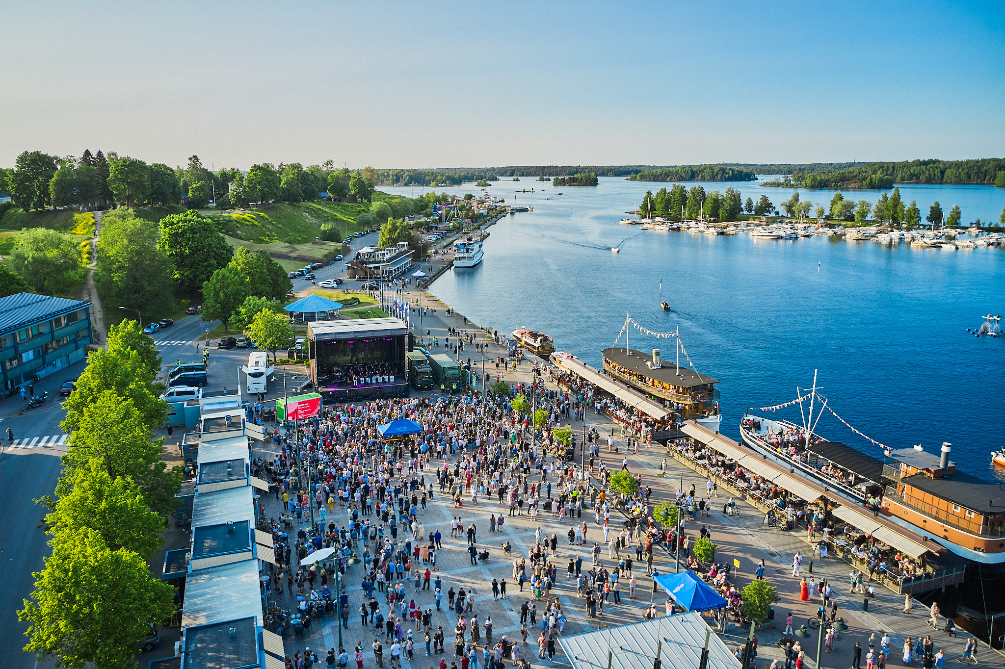 Lappeenrannan satamatori, jossa ihmisiä tapahtumassa.